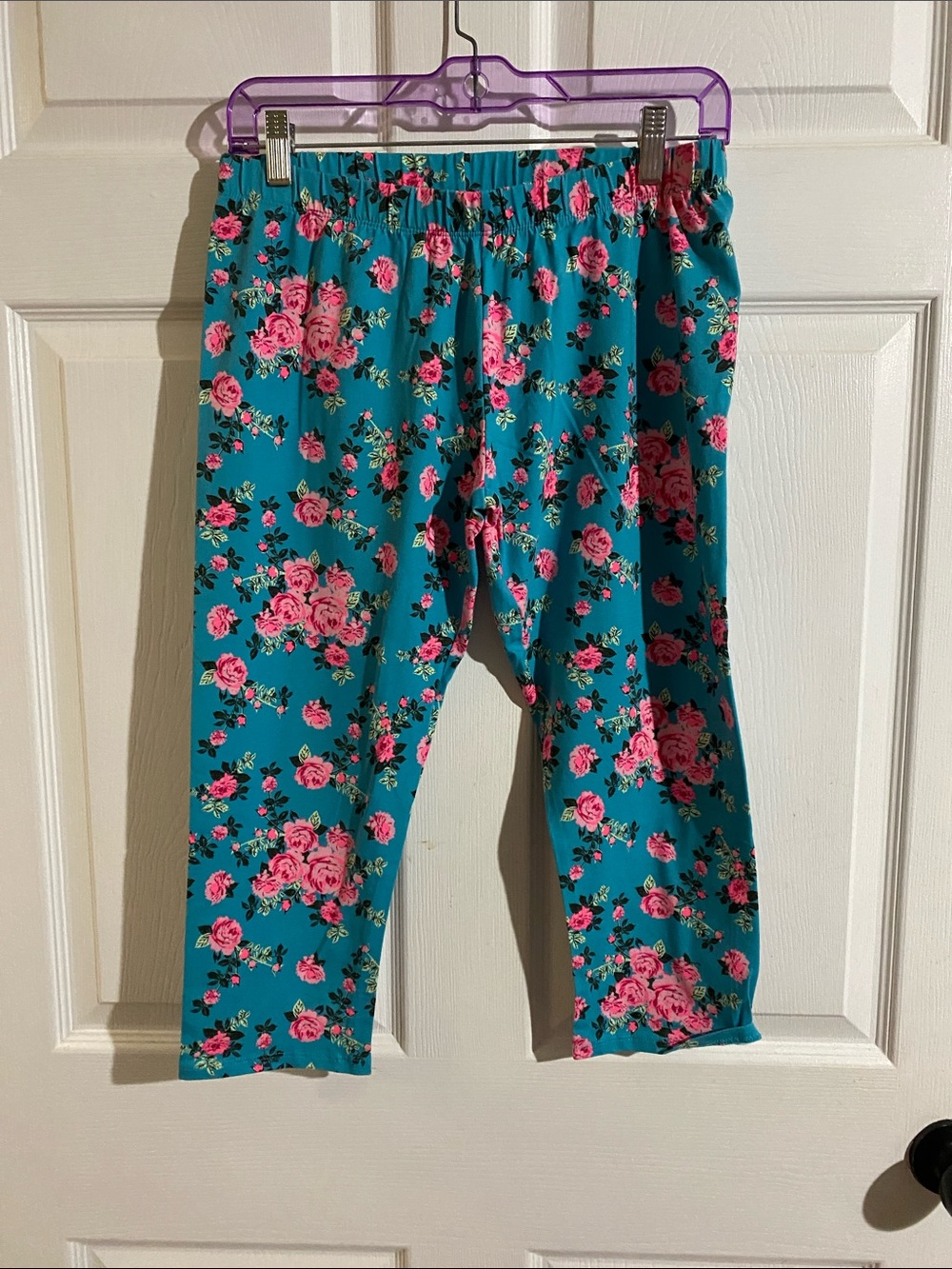 Juniors Floral Capri Leggings - Teal with Pink Roses